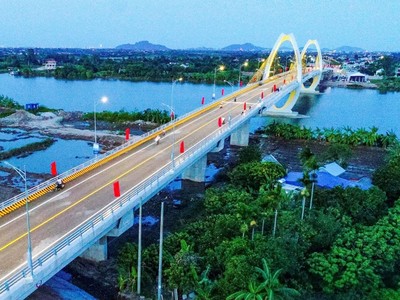 Hệ thống giao thông đồng bộ tạo thuận lợi khi hợp nhất Hải Dương - Hải Phòng. Đây là cầu Quang Thanh bắc qua sông Văn Úc kết nối huyện An Lão (TP. Hải Phòng) với huyện Thanh Hà (Hải Dương). Ảnh: Thành Chung