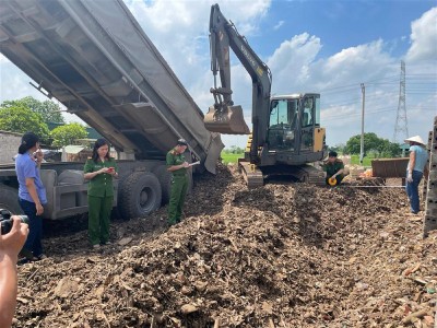Lực lượng chức năng kiểm tra, phát hiện hành vi chôn lấp chất thải rắn công nghiệp.