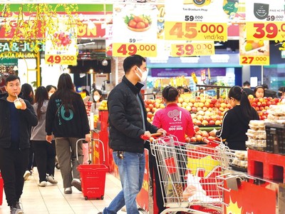 Chính sách giảm thuế giá trị gia tăng 2% góp phần thúc đẩy sản xuất, kinh doanh của doanh nghiệp, tiêu dùng của người dân, tạo thêm công ăn việc làm cho người lao động. Ảnh: Tiên Giang