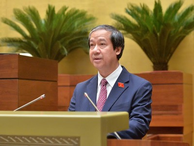 Bộ trưởng Bộ Giáo dục và Đào tạo Nguyễn Kim Sơn trình bày báo cáo. 