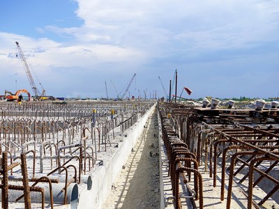 Dự án Khu bến cảng Mỹ Thuỷ đang thi công nhiều hạng mục quan trọng. Ảnh: Hồng Hà