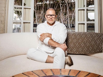 Jony Ive, cựu lãnh đạo cấp cao của Apple, cho biết mục tiêu hợp tác với OpenAI là tạo ra "những sản phẩm tuyệt vời nhằm nâng tầm nhân loại." Nguồn: The New York Times.