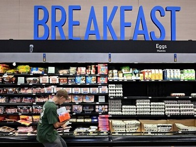 Theo Cơ quan Thống kê Lao động Mỹ, chỉ số giá tiêu dùng (CPI) trong tháng 4/2025 đã tăng 0,2% theo mùa, đưa tỷ lệ lạm phát trong 12 tháng lên 2,3%, mức thấp nhất kể từ tháng 2/2021. Ảnh: AFP