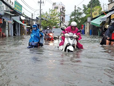 Cảnh quen thuộc ở TP.HCM mỗi mùa mưa tới