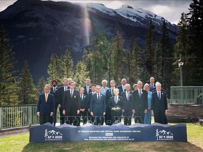 Các Bộ trưởng Tài chính và Thống đốc Ngân hàng trung ương Nhóm 7 nước công nghiệp phát triển (G7) chụp ảnh chung tại hội nghị ở Banff, Alberta, Canada ngày 21/5/2025. Ảnh: REUTERS/TTXVN