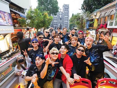 Dàn “Anh trai say hi” đến Thủ đô trải nghiệm xe bus 2 tầng (Ảnh: Ban bổ chức) 