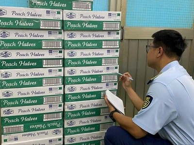 Cán bộ thuộc Đội QLTT số 6 - Chi cục Quản lý Thị trường TP.HCM kiểm đếm hàng hóa thực phẩm đóng hộp để tiến hành tạm giữ. (Ảnh: Đội QLTT số 6)