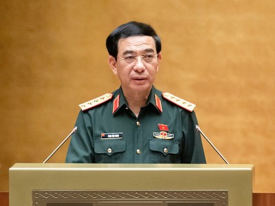 Bộ trưởng Bộ Quốc phòng Phan Văn Giang trình dự án Luật Tình trạng khẩn cấp. 