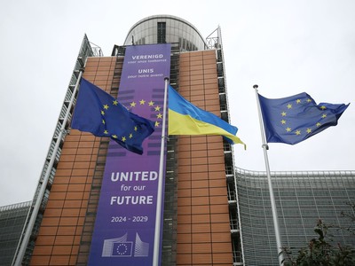 Cờ Liên minh châu Âu và cờ Ukraine tại trụ sở Ủy ban châu Âu ở Brussels, Bỉ. Ảnh: THX/TTXVN