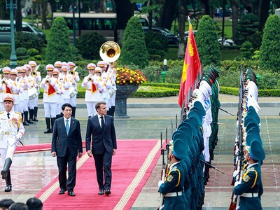 Chủ tịch nước Lương Cường chủ trì lễ đón Tổng thống Cộng hòa Pháp Emmanuel Macron. Ảnh: Đức Thanh 