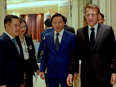 Tổng thống Pháp Emmanuel Macron làm việc với Phó thủ tướng Trần Hồng Hà về lĩnh vực năng lượng. Ảnh: VGP 