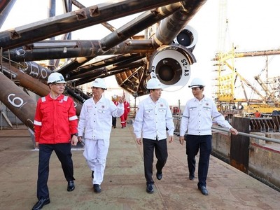 Chủ tịch HĐTV Petrovietnam Lê Mạnh Hùng đi khảo sát và chỉ đạo dự án.