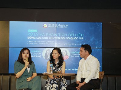 Các chuyên gia trong lĩnh vực dữ liệu chia sẻ tại tọa đàm.