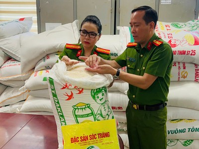 Hai cơ sở đóng gói, kinh doanh gạo ST25 giả nhãn hiệu bị lực lượng chức năng phát hiện.