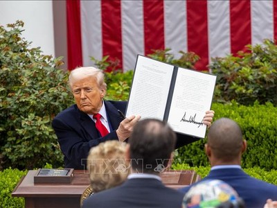 Tổng thống Mỹ Donald Trump ký sắc lệnh áp mức thuế đối ứng mới tại Nhà Trắng, ngày 2/4/2025. Ảnh minh họa: THX/TTXVN