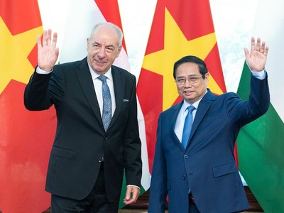 Thủ tướng Chính phủ Phạm Minh Chính nhiệt liệt chào mừng Tổng thống Sulyok Tamás và Đoàn đại biểu cấp cao Nhà nước Hungary thăm chính thức Việt Nam. Ảnh: Đức Thanh 