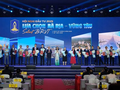 UBND tỉnh Bà Rịa - Vũng Tàu trao giấy chứng nhận đăng ký đầu tư, quyết định chủ trương đầu tư cho 53 dự án, trong đó có 26 dự án của nhà đầu tư nước ngoài. Ảnh: Trọng Tín.