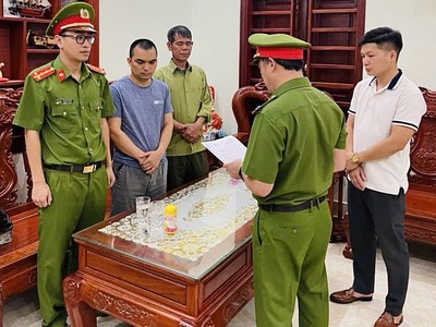 Cơ quan Cảnh sát điều tra Công an tỉnh Quảng Bình tống đạt quyết định khởi tố, lệnh bắt tạm giam đối với Lê Thế Hải (áo phong xanh cổ tròn) – Giám đốc Công ty TNHH cung ứng nhân lực Win Group.