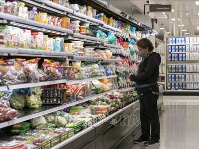 Người tiêu dùng mua sắm tại siêu thị ở California, Mỹ. Ảnh: THX/TTXVN