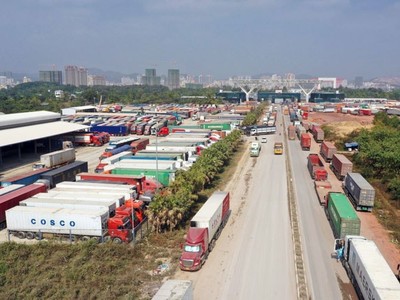 Cần khắc phục tình trạng ùn tắc nông sản xuất khẩu tại các cửa khẩu biên giới. (Ảnh minh hoạ) 