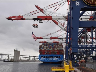 Tàu chở hàng hóa neo tại cảng Long Beach ở California, Mỹ. Ảnh: THX/TTXVN