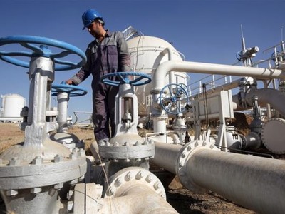 Công nhân làm việc tại một nhà máy lọc dầu ở thành phố Kirkuk, Iraq. Ảnh: AFP