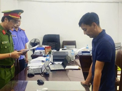 Cơ quan tố tụng công bố các quyết định với đối tượng Trần Văn Huân. Ảnh: Công an Hòa Bình