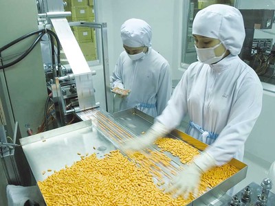 Lĩnh vực y tế, dược phẩm đang được các nhà đầu tư nước ngoài săn đón. Trong ảnh: Sản xuất thuốc tại Traphaco 