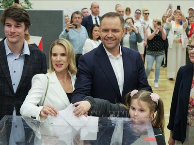 Ứng cử viên Tổng thống Ba Lan Karol Nawrocki (giữa) bỏ phiếu bầu Tổng thống vòng hai tại điểm bầu cử ở Vacsava, Ba Lan, ngày 1/6/2025. (Ảnh: PAP/TTXVN) 