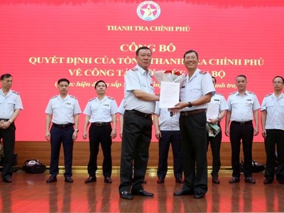 Ông Trần Huy Trường - Chánh Thanh tra Bộ Tài chính (phải) giữ chức Cục trưởng Cục Giám sát và Thẩm định (Cục XIII) Thanh tra Chính phủ. (Ảnh: Đức Minh)