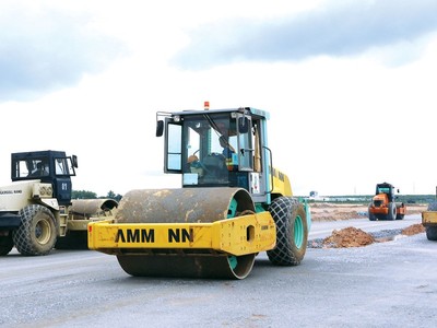 Bộ Tài chính nhấn mạnh việc ưu tiên đẩy nhanh tiến độ các dự án giao thông trọng điểm. Ảnh: Song Lê