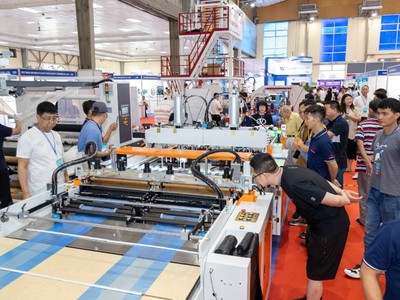 Triển lãm HanoiPlas 2025 thu hút đông đảo người tham quan trong ngày khai mạc.