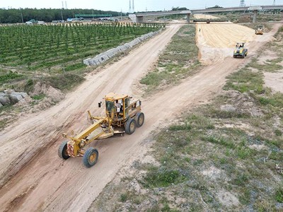 Thi công tuyến cao tốc Biên Hòa - Vũng Tàu. Ảnh: Lê Toàn 
