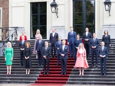 Thủ tướng Hà Lan Dick Schoof (thứ 3, trái, phía trước) cùng các thành viên Chính phủ mới tại Lahay, ngày 2/7/2024. Ảnh: THX/TTXVN