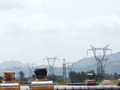 Phó Thủ tướng Hồ Đức Phớc yêu cầu các đơn vị liên quan đẩy nhanh bàn giao mặt bằng, bảo đảm tiến độ hoàn thành theo chỉ đạo của Thủ tướng Chính phủ. Ảnh: Tường Lâm