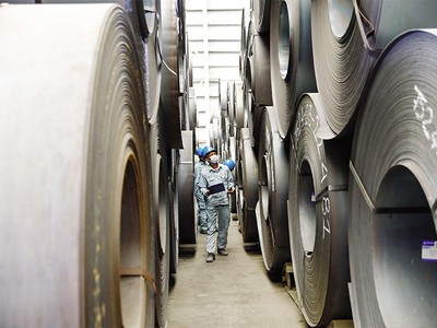 Những thay đổi mang tính chiến lược, đột phá của Bộ Chính trị về kinh tế tư nhân đang thúc giục khu vực này bắt tay thực hiện ấp ủ, mong muốn cống hiến. Trong ảnh: Hoạt động sản xuất công nghiệp tại Tập đoàn Hòa Phát. Ảnh: Đức Thanh 