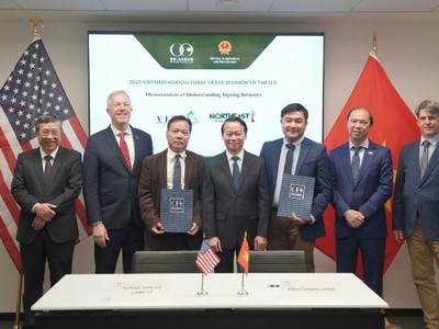 Bộ trưởng Đỗ Đức Duy và Chủ tịch Hội đồng Kinh doanh Hoa Kỳ - ASEAN, Ted Osius, chứng kiến lễ ký biên bản hợp tác giữa doanh nghiệp Việt Nam và Hoa Kỳ. Ảnh: Đoàn công tác.