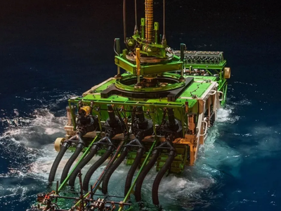 Một con robot biển sâu bắt đầu hạ xuống đáy đại dương. Ảnh: GSR