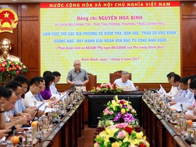 Phó thủ tướng Thường trực Nguyễn Hòa Bình làm việc với các tỉnh miền Trung nhằm kiểm tra, đôn đốc, tháo gỡ khó khăn, vướng mắc, đẩy nhanh tiến độ giải ngân vốn đầu tư công năm 2025. 