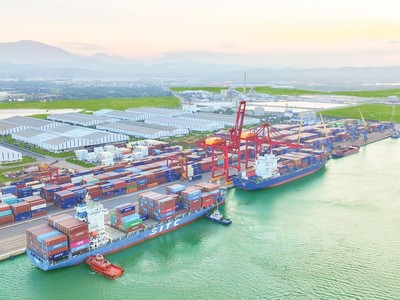 Sau khi hoàn thành nạo vét luồng tàu, cảng biển Chu Lai (Quảng Nam) mở thêm tuyến vận tải trực tiếp đến Ấn Độ. Ảnh: Hà Minh