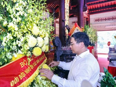 Bộ trưởng Bộ Tài chính Nguyễn Văn Thắng dâng hương, tưởng niệm tại Khu Di tích Ngã ba Đồng Lộc và Truông Bồn