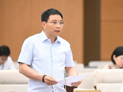 Bộ trưởng Bộ Tài chính Nguyễn Văn Thắng báo cáo tại phiên họp. 