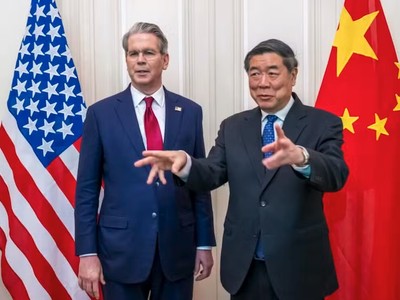 Phó thủ tướng Trung Quốc Hà Lập Phong (bìa phải) và Bộ trưởng Tài chính Mỹ Scott Bessent trước khi bước vào đàm phán thương mại và thuế quan tại Geneva vào ngày 10/ 5/2025. Ảnh: AFP