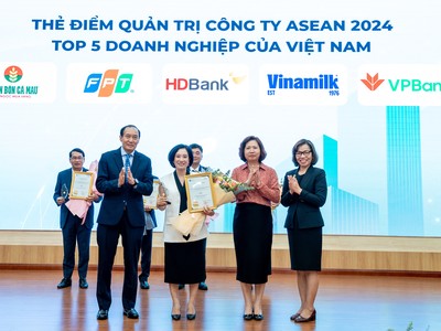Đại diện VPBank nhận giải Top 5 Doanh nghiệp có kết quả đánh giá ACGS cao nhất Việt Nam.