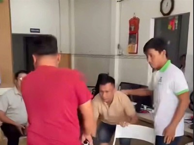 Lực lượng công an mặc thường phục bắt nóng đối tượng ngay tại phòng công chứng