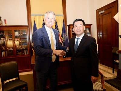 Bộ trưởng Bộ Công thương Nguyễn Hồng Diên làm việc với Thượng nghị sĩ Roger Marshall. 