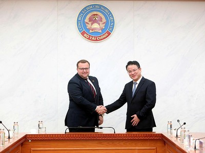 Thứ trưởng Bộ Tài chính Trần Quốc Phương tiếp Thứ trưởng Bộ Tài chính nước Cộng hòa Lithuania (Litva) Janus Kizenevic. Ảnh: Đức Minh 