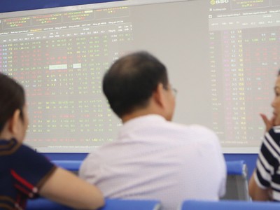 Khi tiếp nhận thông tin, nhà đầu tư cần tránh vội vàng đưa ra quyết định theo tâm lý đám đông