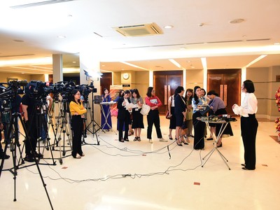 Phóng viên tiếp nhận thông tin phản ảnh của nhà đầu tư và chất vấn doanh nghiệp tại sự kiện