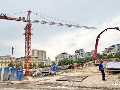 Chi phí xây dựng tăng cao khiến giá nhà ở xã hội khó lòng “đứng yên”. Ảnh: Vũ Thanh 